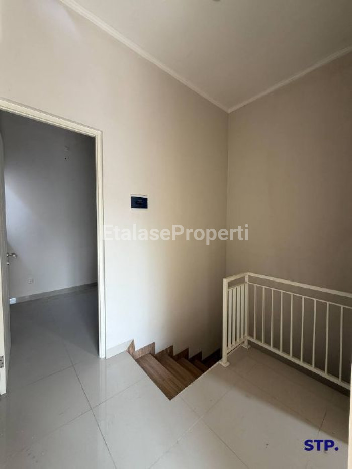 Foto properti Rumah Baru Modern 2 Lantai Di Rungkut Menanggal Harapan 6