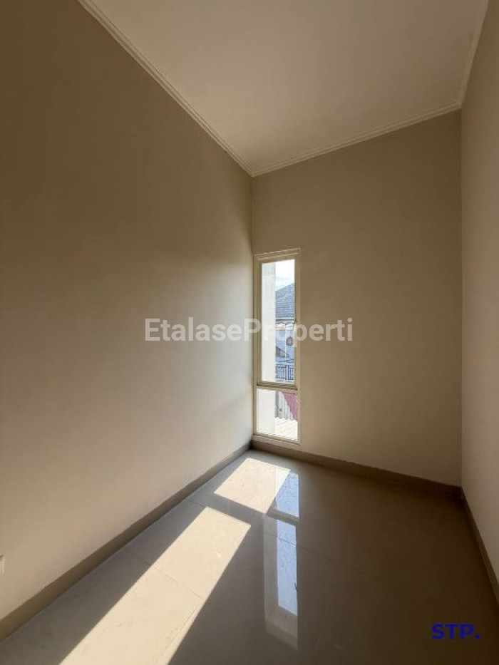 Foto properti Rumah Baru Modern 2 Lantai Di Rungkut Menanggal Harapan 8