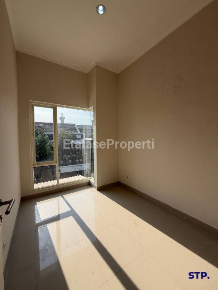 Foto properti Rumah Baru Modern 2 Lantai Di Rungkut Menanggal Harapan 9