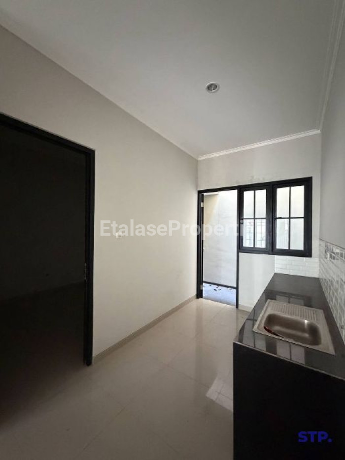 Foto properti Rumah Baru Modern 2 Lantai Di Rungkut Harapan 4