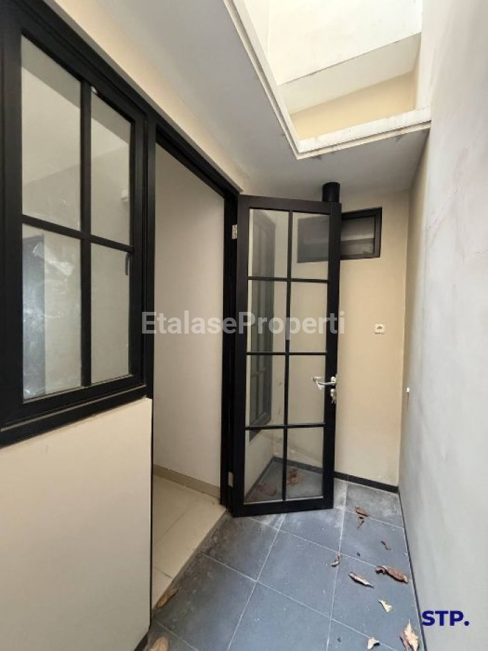Foto properti Rumah Baru Modern 2 Lantai Di Rungkut Harapan 5
