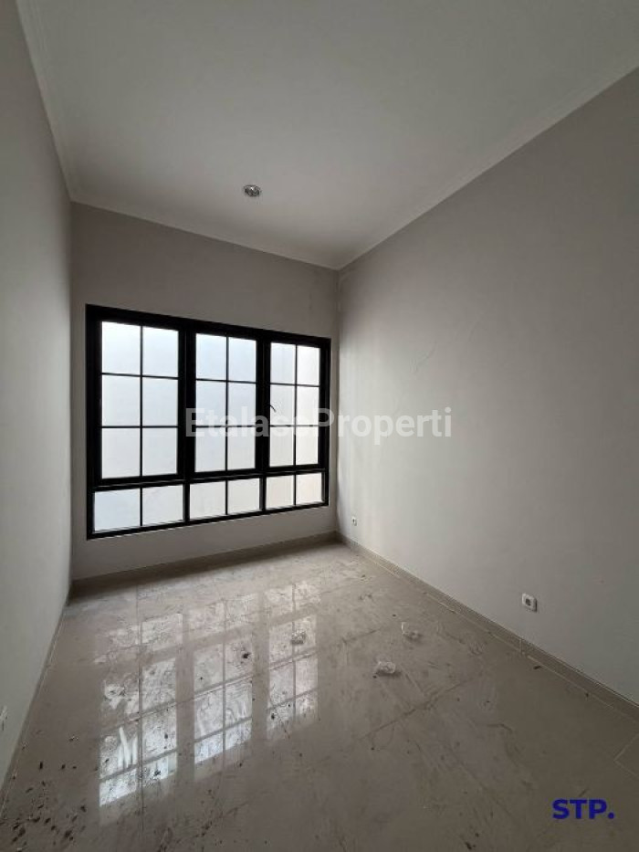 Foto properti Rumah Baru Modern 2 Lantai Di Rungkut Harapan 7