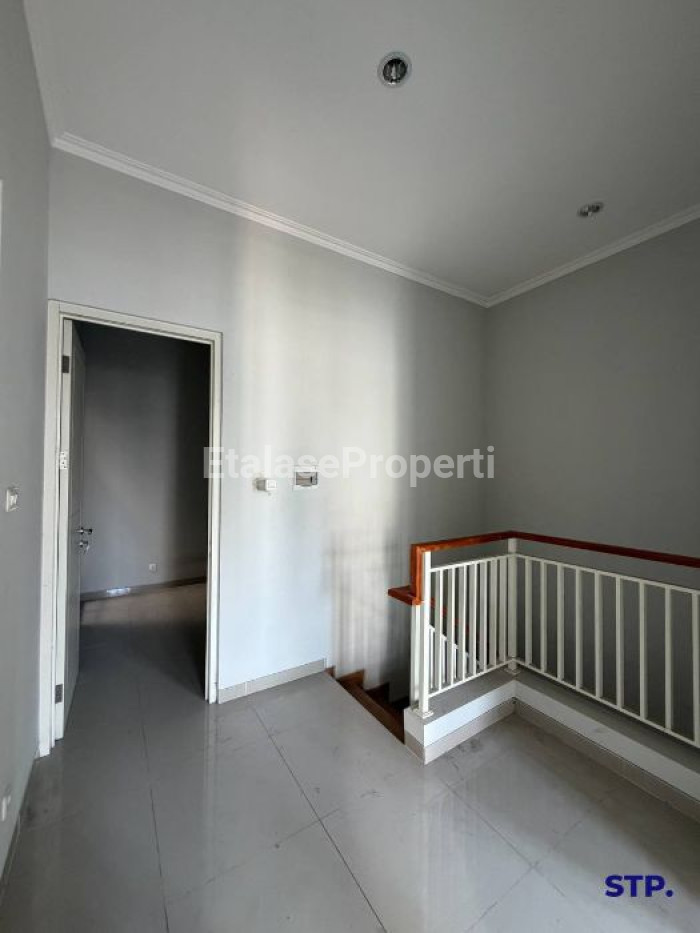 Foto properti Rumah Baru Modern 2 Lantai Di Rungkut Harapan 4