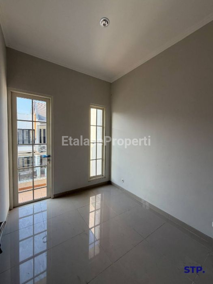 Foto properti Rumah Baru Modern 2 Lantai Di Rungkut Harapan 8