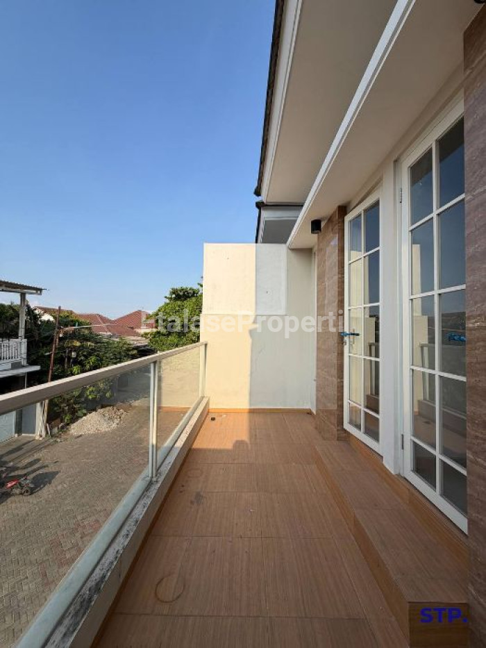 Foto properti Rumah Baru Modern 2 Lantai Di Rungkut Harapan 10