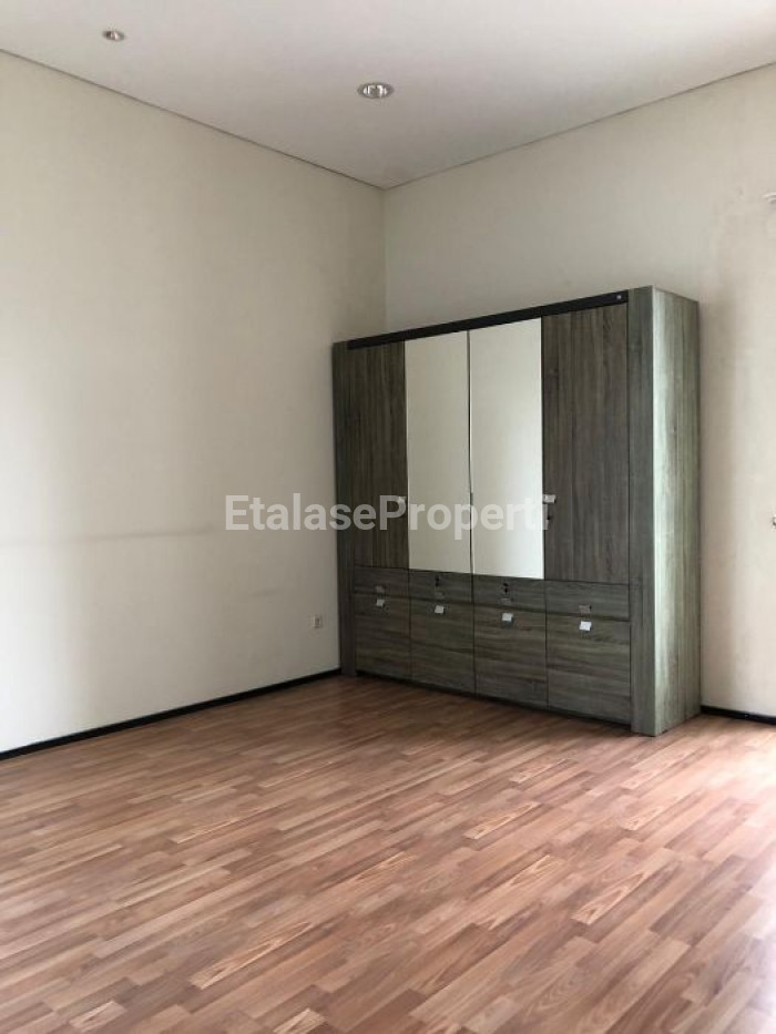 Foto properti Dijual Murah Rumah Graha Famili Blok L, Ada Kolam Renang 3