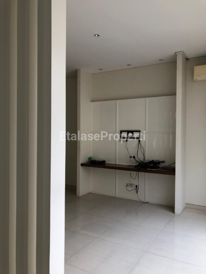 Foto properti Dijual Murah Rumah Graha Famili Blok L, Ada Kolam Renang 4