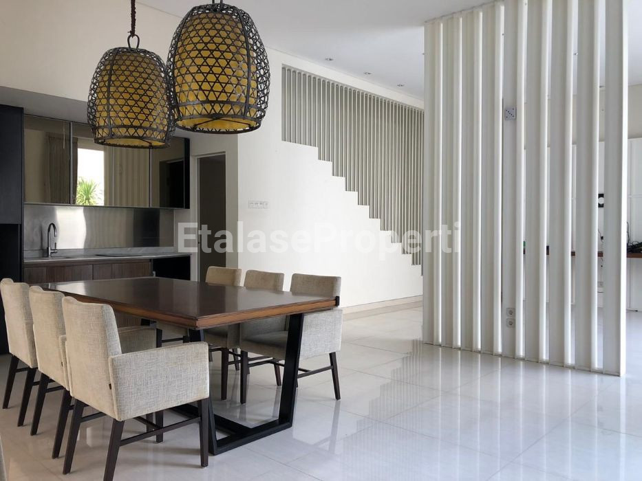 Foto properti Dijual Murah Rumah Graha Famili Blok L, Ada Kolam Renang 8