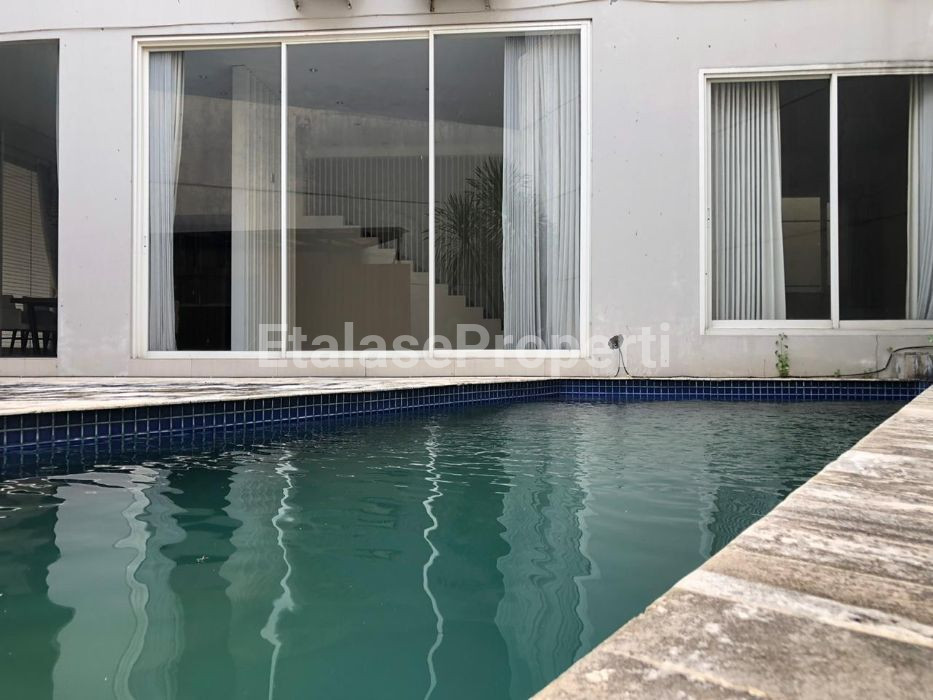 Foto properti Dijual Murah Rumah Graha Famili Blok L, Ada Kolam Renang 9