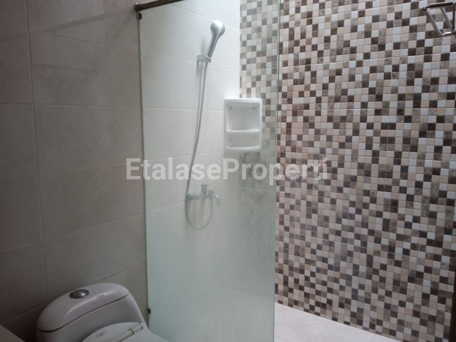 Foto properti Disewakan Rumah Modern Siap Huni & Terawat Alam Galaxy Surabaya Barat 3