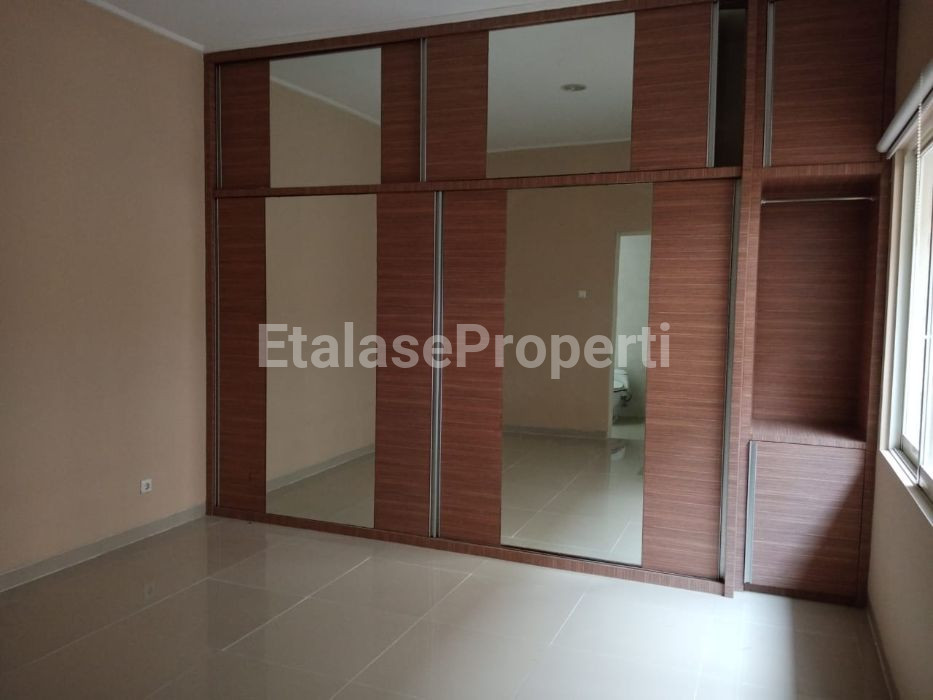 Foto properti Disewakan Rumah Modern Siap Huni & Terawat Alam Galaxy Surabaya Barat 4