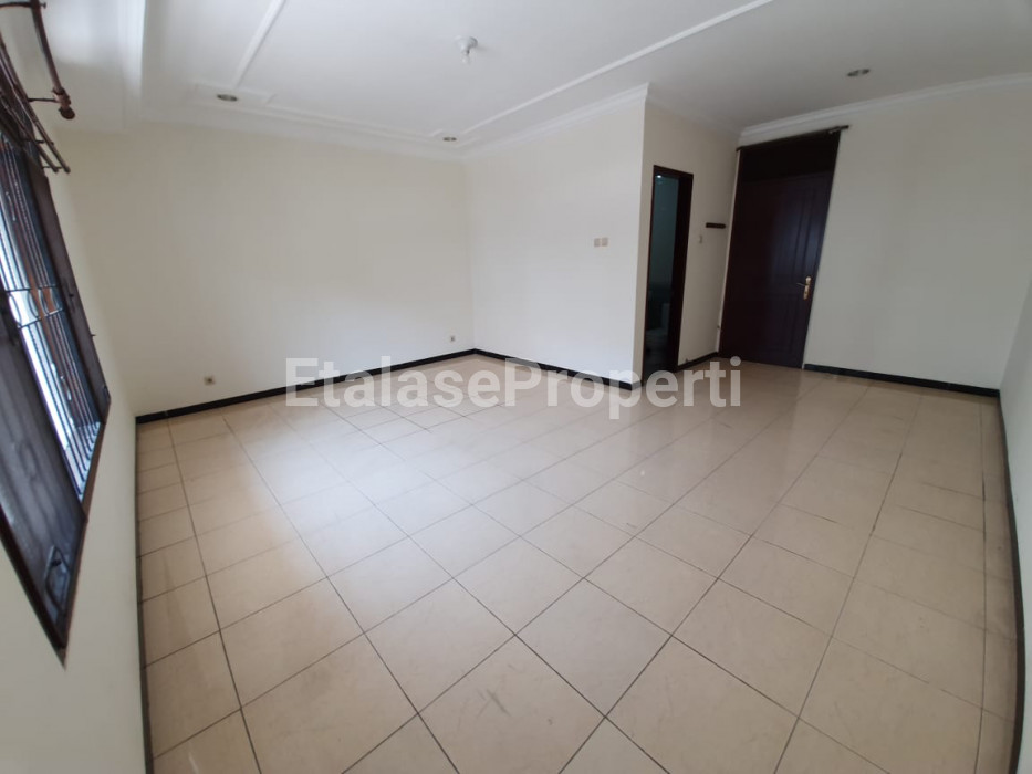 Foto properti Disewakan Rumah Terawat Siap Huni Di Graha Famili Blok R 9