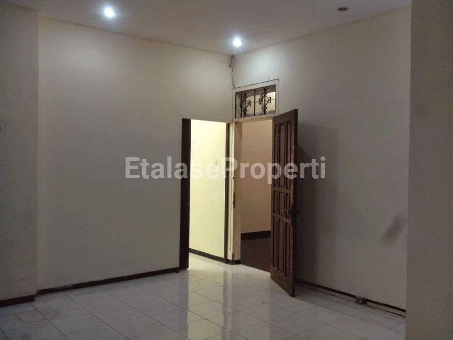 Foto properti Dijual Cepat Rumah 2 Lantai Daerah Gayungsari Gayungan Surabaya 1