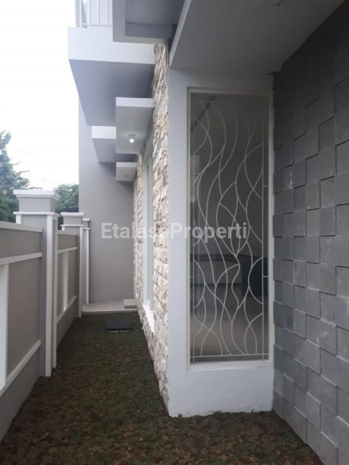 Foto properti Dijual Rumah Baru Sutorejo 2