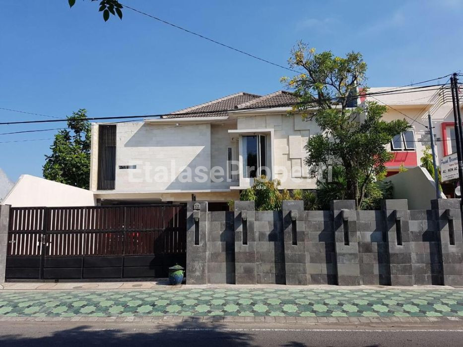 Foto properti Rumah Yos Sudarso 525m² Sidoarjo  Dg Kolam Renang 1