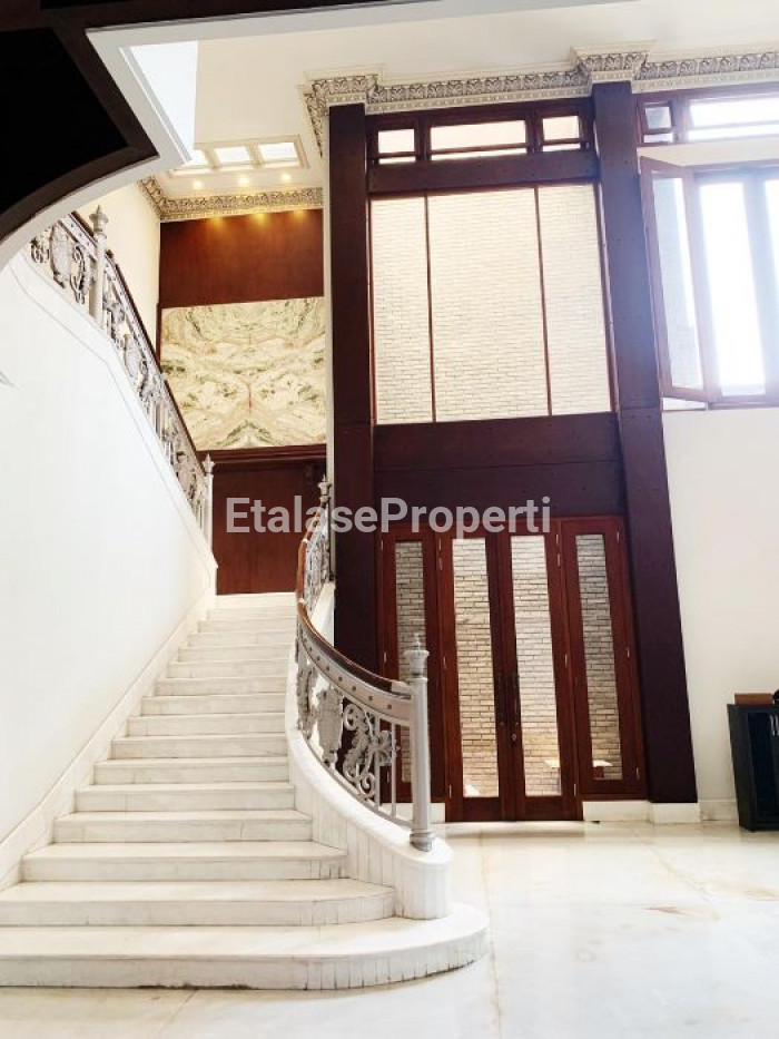 Foto properti JUAL RUMAH ISTANA ISTIMEWA Lokasi Di Jalan Sumatera 7