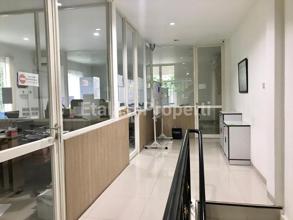 Foto properti HOOK MEWAH STRATEGIS! Dijual Ruko Raya Tenggilis Dekat Jemursari 0 Jalan Raya 4