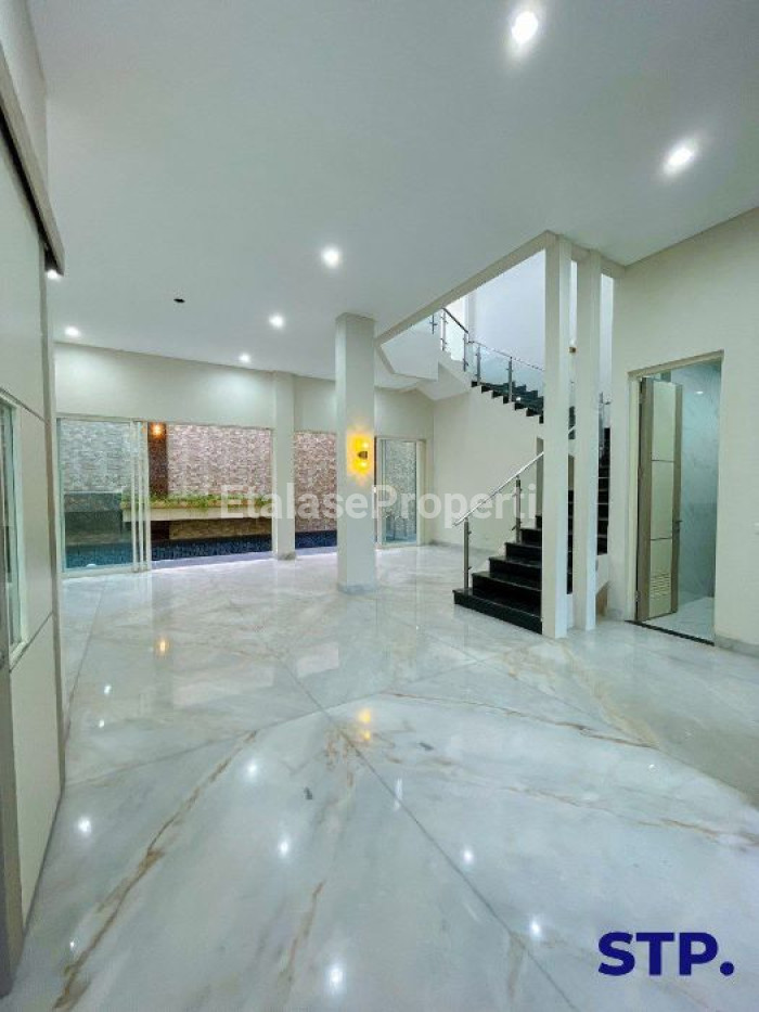 Foto properti TURUN HARGA - Rumah Mewah Kertajaya Indah Timur Blok Favorit + PRIVATE POOL 3