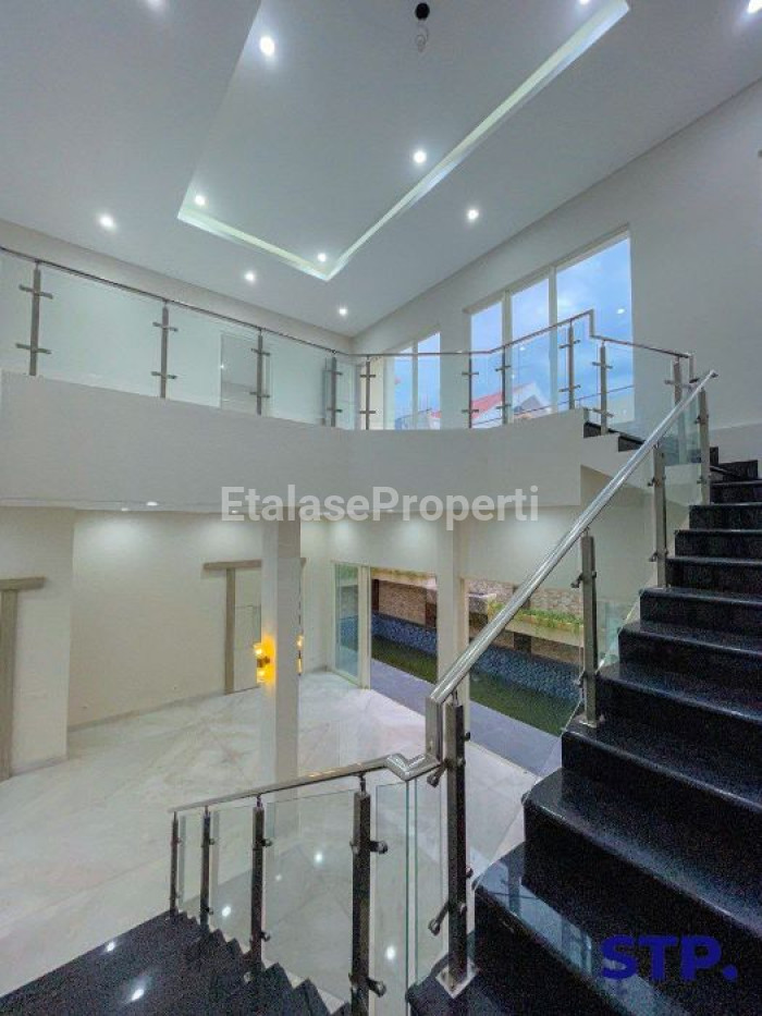 Foto properti TURUN HARGA - Rumah Mewah Kertajaya Indah Timur Blok Favorit + PRIVATE POOL 5