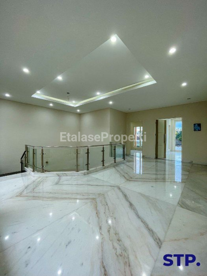 Foto properti TURUN HARGA - Rumah Mewah Kertajaya Indah Timur Blok Favorit + PRIVATE POOL 6