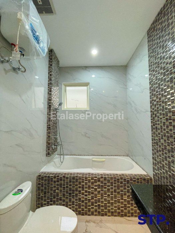Foto properti TURUN HARGA - Rumah Mewah Kertajaya Indah Timur Blok Favorit + PRIVATE POOL 9