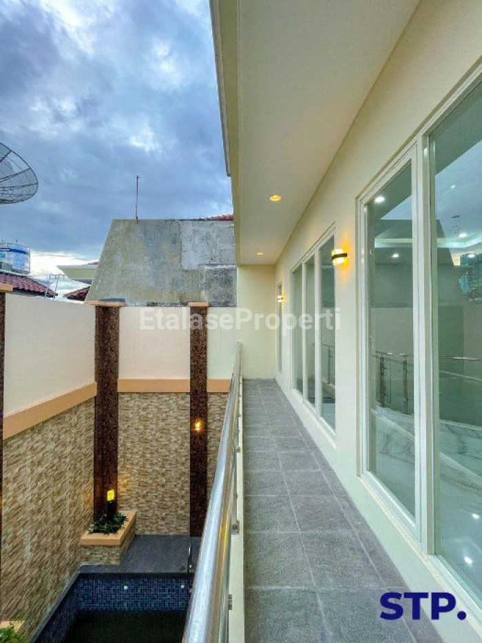 Foto properti TURUN HARGA - Rumah Mewah Kertajaya Indah Timur Blok Favorit + PRIVATE POOL 10