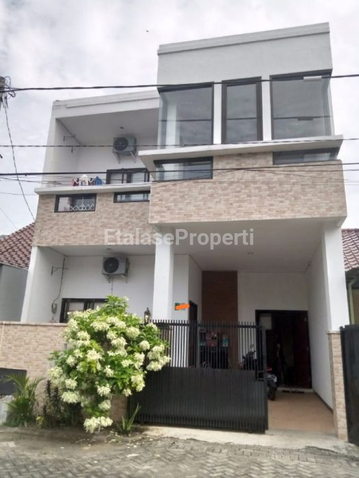 Foto properti Jual Cepat Rumah 2 Lantai Semi Furnish Tira Medayu Surabaya Selatan 1