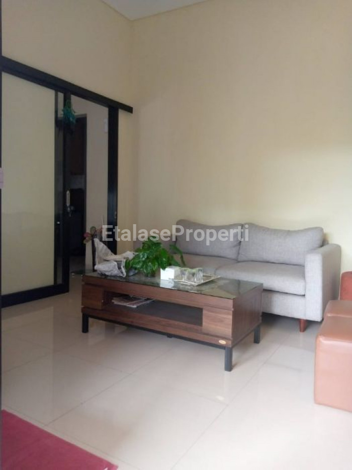 Foto properti Jual Cepat Rumah 2 Lantai Semi Furnish Tira Medayu Surabaya Selatan 2