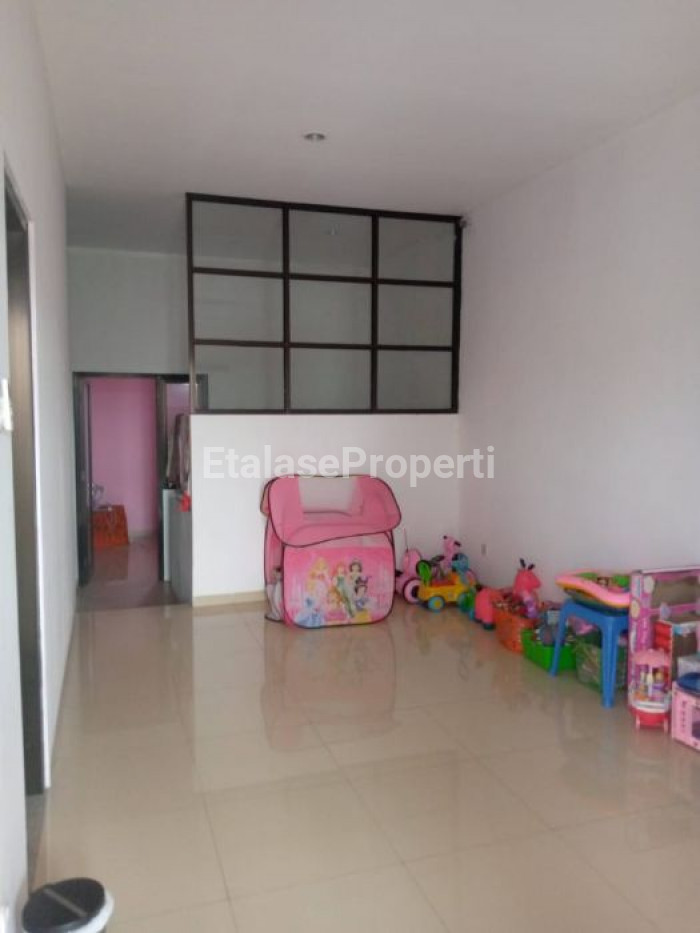 Foto properti Jual Cepat Rumah 2 Lantai Semi Furnish Tira Medayu Surabaya Selatan 3