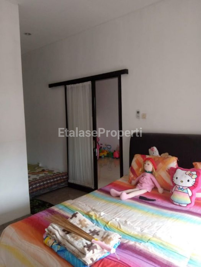 Foto properti Jual Cepat Rumah 2 Lantai Semi Furnish Tira Medayu Surabaya Selatan 4