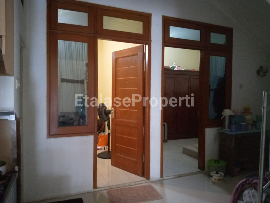 Foto properti Jual Cepat Rumah 2 Lantai Semi Furnish Tira Medayu Surabaya Selatan 8