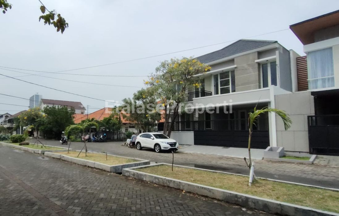 Foto properti SELANGKAH DARI SEKOLAH PETRA! DIJUAL RUMAH MEWAH MANYAR TIRTOASRI 1