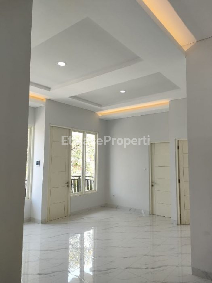 Foto properti SELANGKAH DARI SEKOLAH PETRA! DIJUAL RUMAH MEWAH MANYAR TIRTOASRI 2