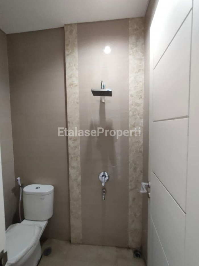 Foto properti SELANGKAH DARI SEKOLAH PETRA! DIJUAL RUMAH MEWAH MANYAR TIRTOASRI 3