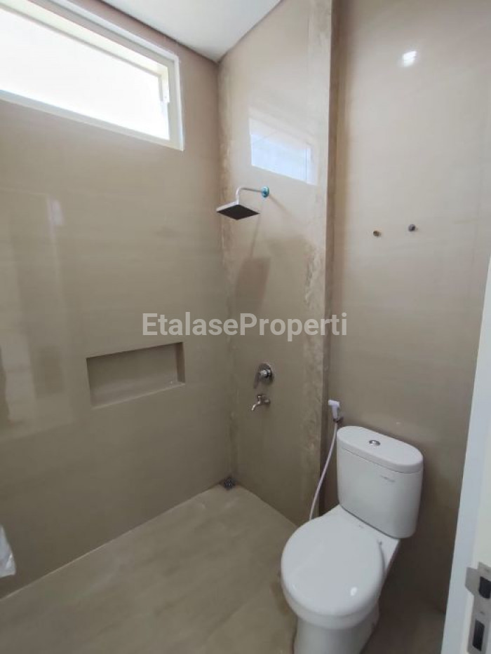Foto properti SELANGKAH DARI SEKOLAH PETRA! DIJUAL RUMAH MEWAH MANYAR TIRTOASRI 4