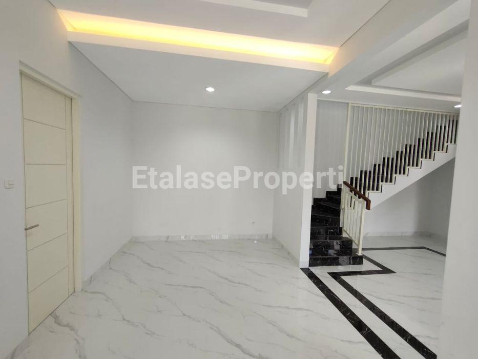 Foto properti SELANGKAH DARI SEKOLAH PETRA! DIJUAL RUMAH MEWAH MANYAR TIRTOASRI 5