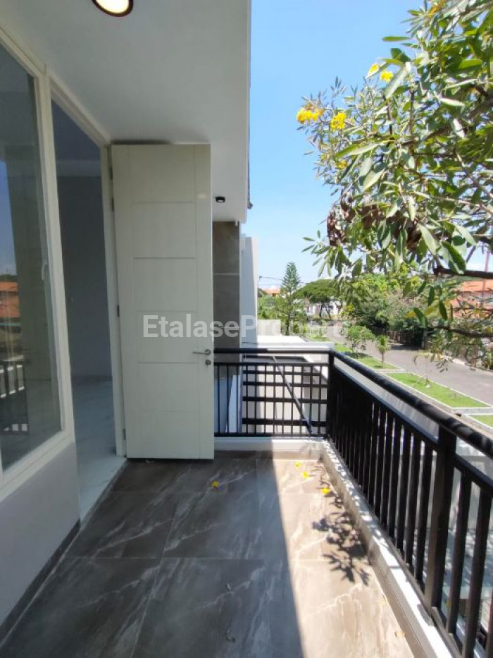Foto properti SELANGKAH DARI SEKOLAH PETRA! DIJUAL RUMAH MEWAH MANYAR TIRTOASRI 6