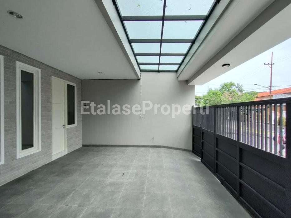 Foto properti SELANGKAH DARI SEKOLAH PETRA! DIJUAL RUMAH MEWAH MANYAR TIRTOASRI 7
