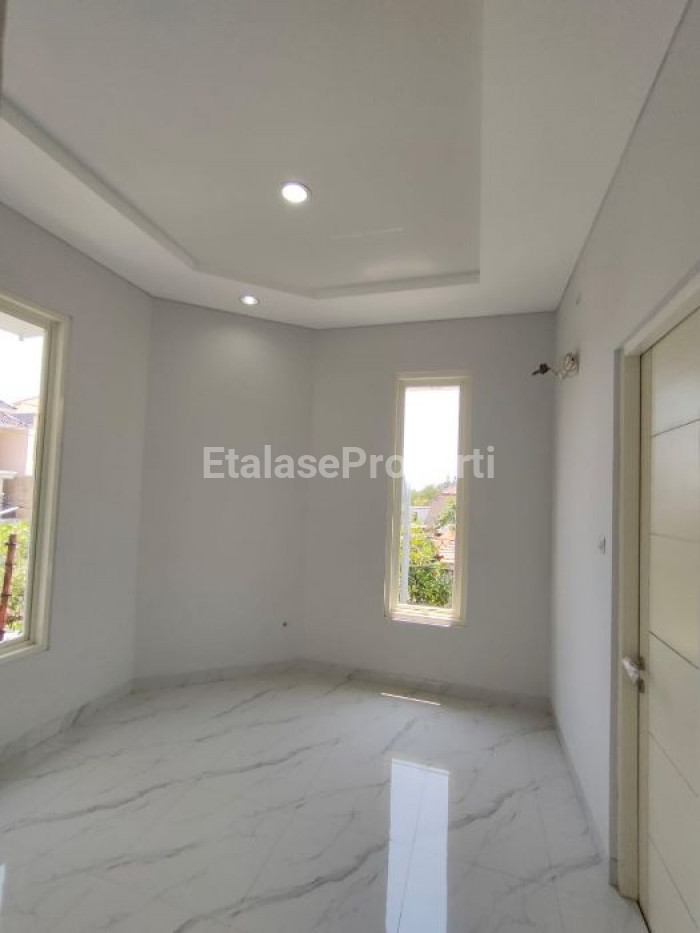 Foto properti SELANGKAH DARI SEKOLAH PETRA! DIJUAL RUMAH MEWAH MANYAR TIRTOASRI 8