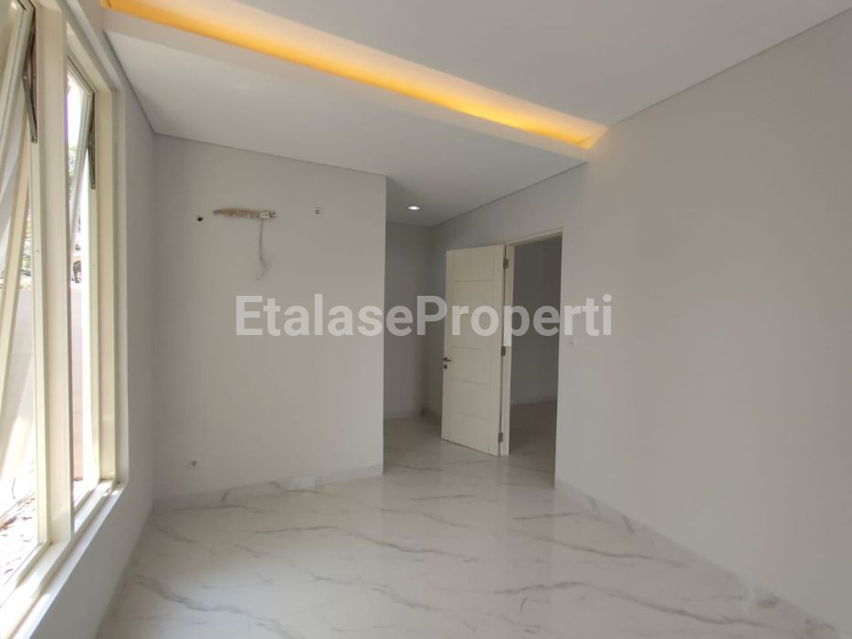 Foto properti SELANGKAH DARI SEKOLAH PETRA! DIJUAL RUMAH MEWAH MANYAR TIRTOASRI 9