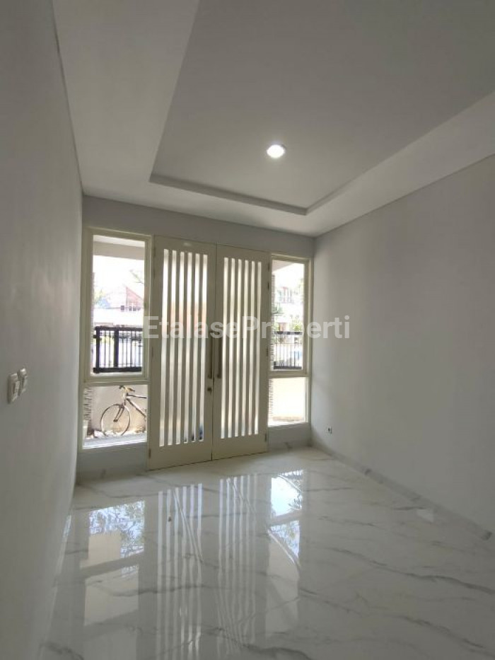 Foto properti SELANGKAH DARI SEKOLAH PETRA! DIJUAL RUMAH MEWAH MANYAR TIRTOASRI 10