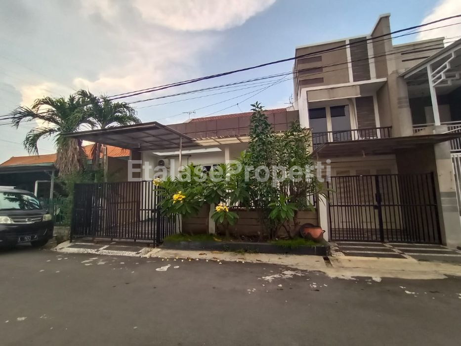 Foto properti Dijual  Rumah Di Manyar Kerto Adi 1