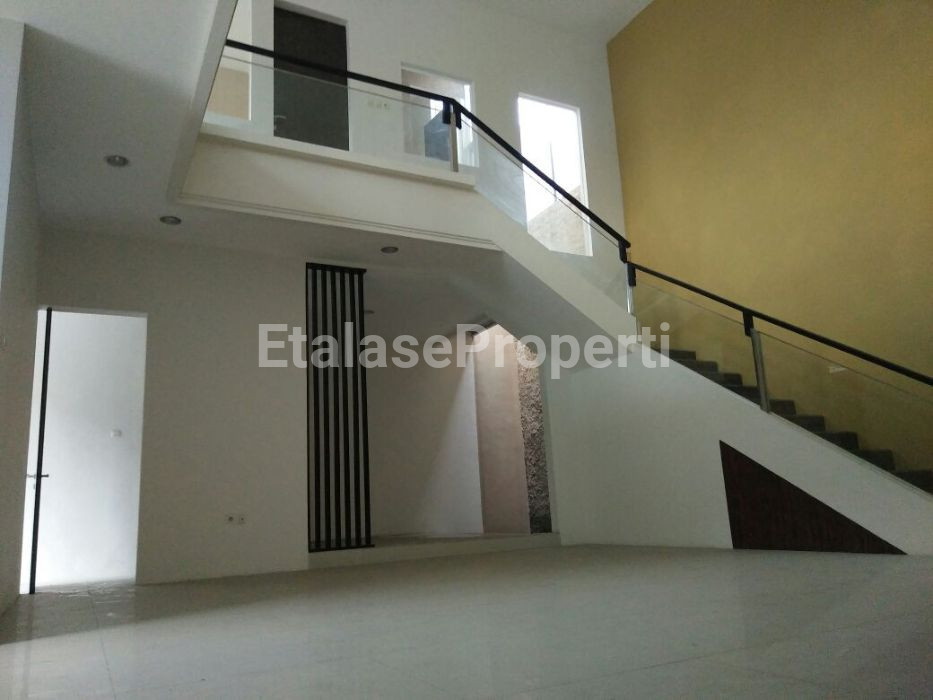 Foto properti MEWAH MINIMALIS! DIJUAL RUMAH NGINDEN INTAN BARAT 4