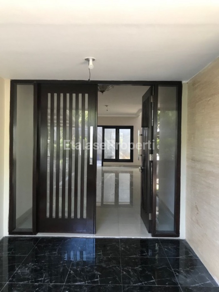 Foto properti Baru Gress Habis Renov! Disewakan Rumah Minimalis Graha Famili Surabaya 2