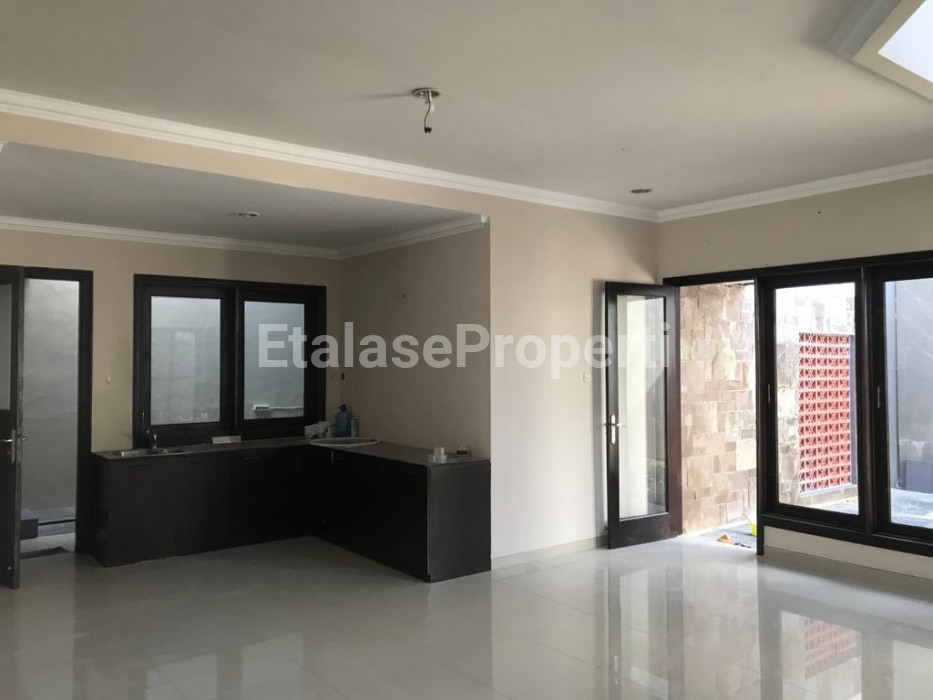 Foto properti Baru Gress Habis Renov! Disewakan Rumah Minimalis Graha Famili Surabaya 4