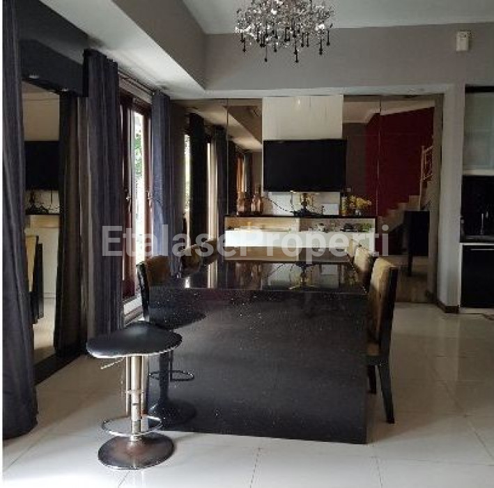 Foto properti TOWN HOUSE Pakuwon Indah Fully Furnished Balcony View POOL Di Riviera Mansion Surabaya Barat 3