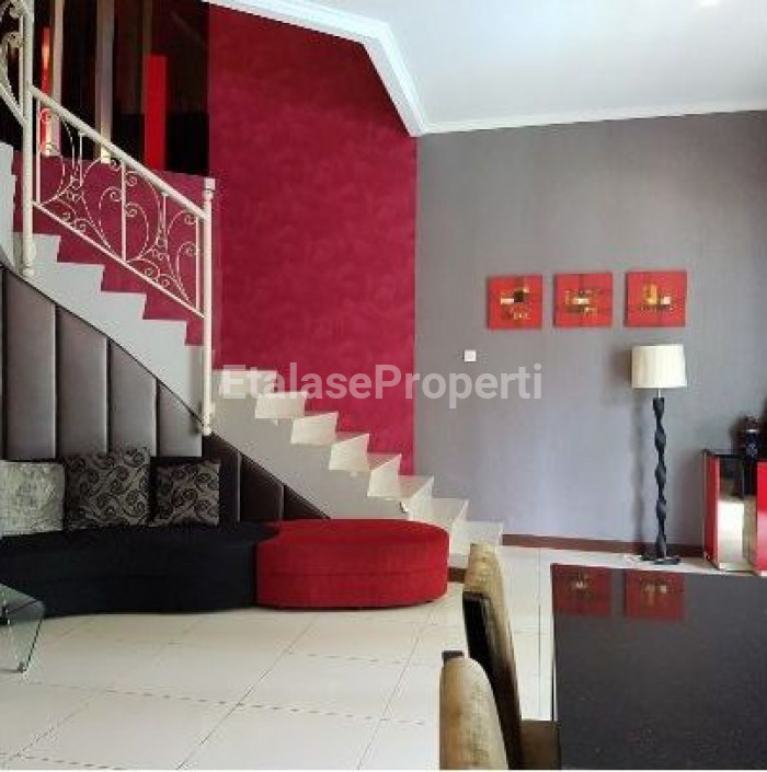 Foto properti TOWN HOUSE Pakuwon Indah Fully Furnished Balcony View POOL Di Riviera Mansion Surabaya Barat 4
