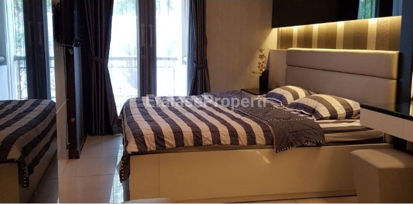 Foto properti TOWN HOUSE Pakuwon Indah Fully Furnished Balcony View POOL Di Riviera Mansion Surabaya Barat 6