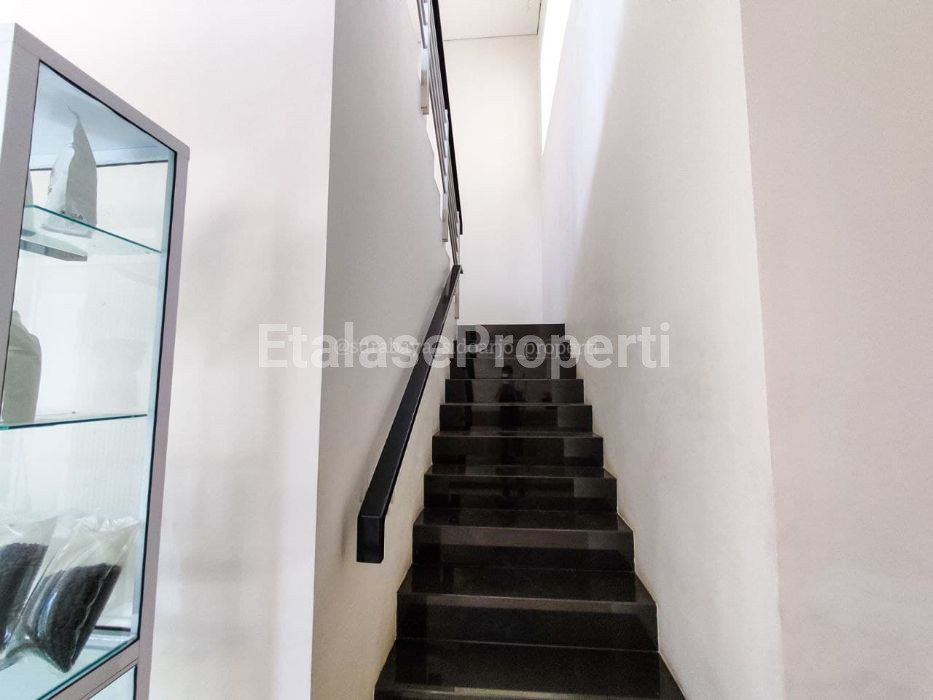 Foto properti Dijual Rumah Graha Famili Surabaya Barat 8