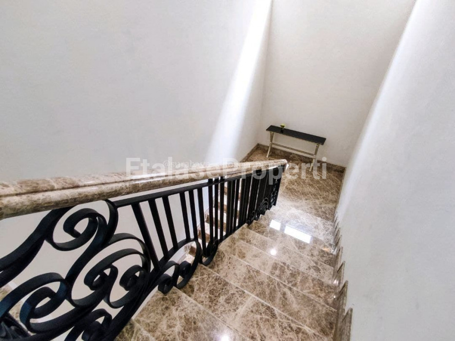 Foto properti FOR SALE PRIVATE CLUSTER! Rumah Baru Minimalis Graha Famili Surabaya Barat 8